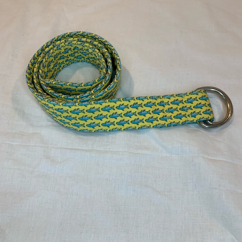 Vineyard Vines Men’s Cloth Belt Shark Print Yellow Size Medium D Rings Preppy